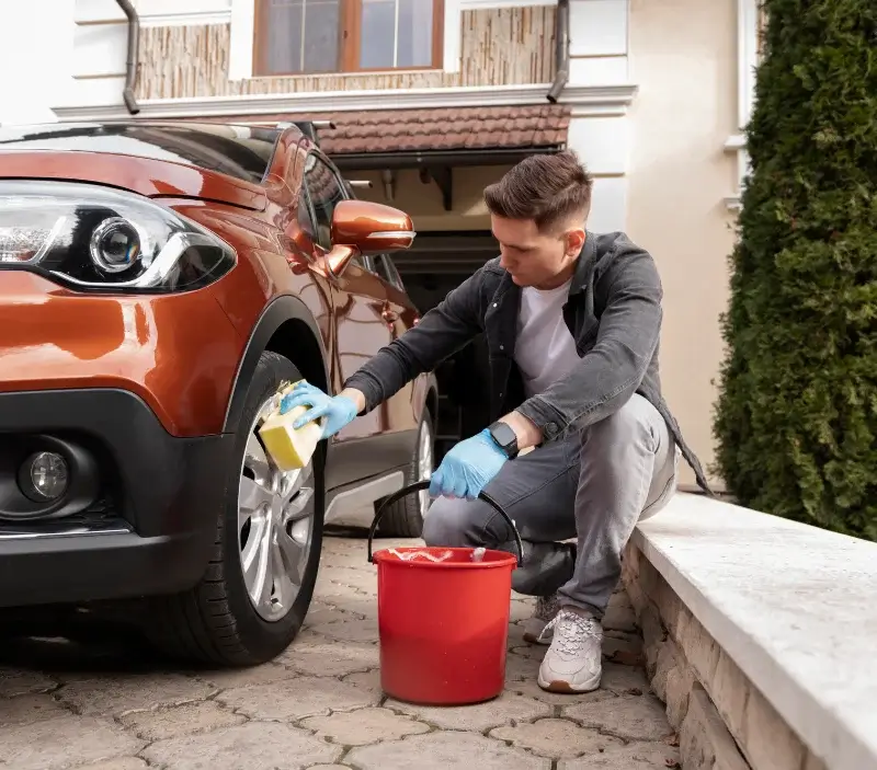 Lavage auto à domicile Saugnac-et-Cambran : professionnel intervenant sur un véhicule